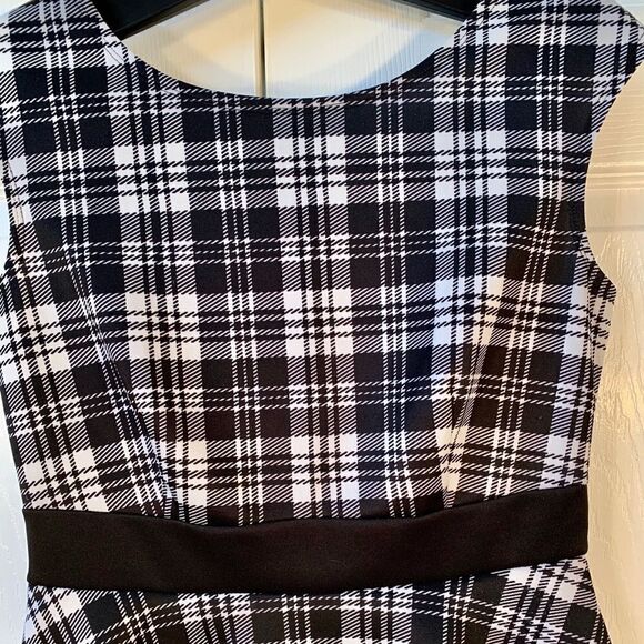 BLACK & WHITE SLEEVELESS DRESS w PEPLUM SIZE 8 - Picture 3 of 5